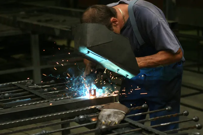 [Gambar Pengelasan Pagar Besi]