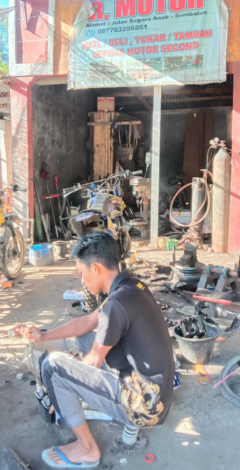 [Gambar Perbaikan Mesin Traktor]