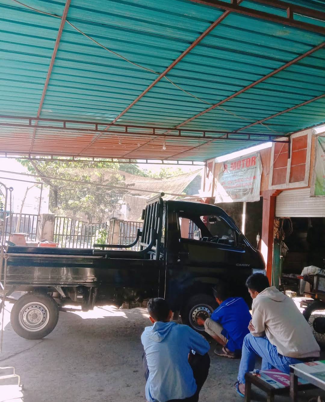 [Gambar Servis Mesin Mobil]